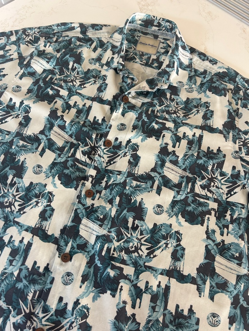 Tommy Bahama Teal & White camp Shirt Destination Big Apple Continental 100% Silk